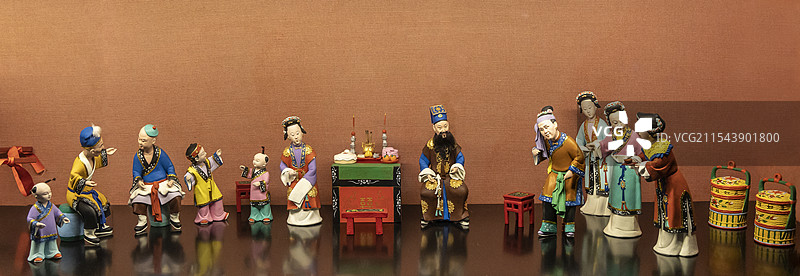 广东省博物馆“广东历史文化陈列”展：婚礼—请拜（结婚当天上午，新娘向长辈下跪敬甜茶）图片素材