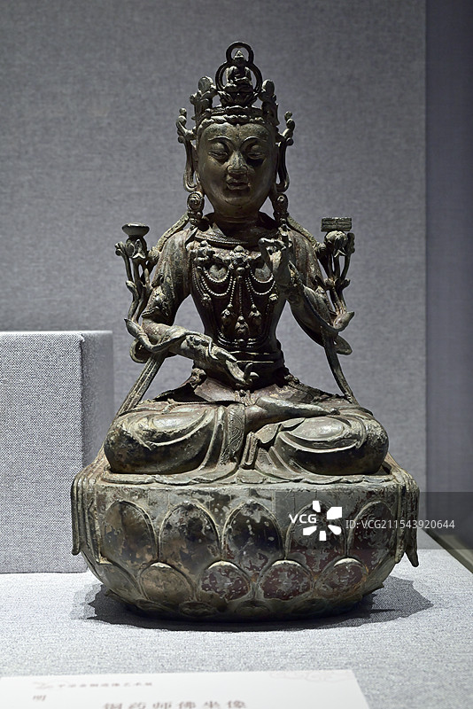 中国甘肃省平凉金铜造像文物《铜药师佛坐像》，明代，平凉市泾川县博物馆 藏图片素材