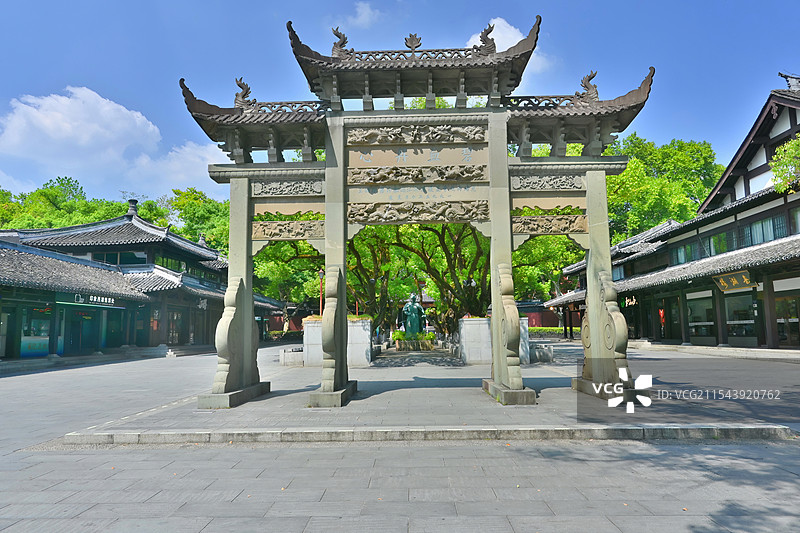 杭州西湖岸边岳王庙对面的牌楼图片素材