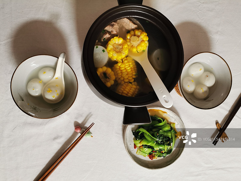 两人晚餐汤圆和萝卜玉米炖仔排图片素材