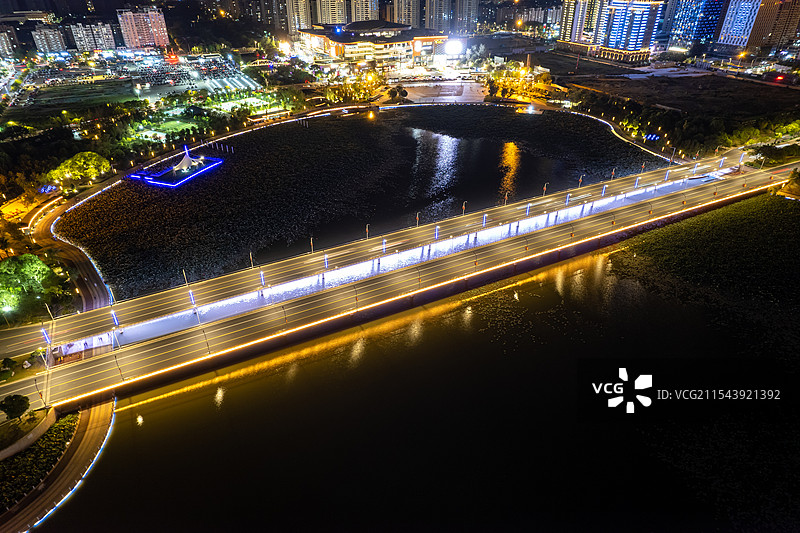 夜幕里灯光璀璨的扬州明月湖图片素材