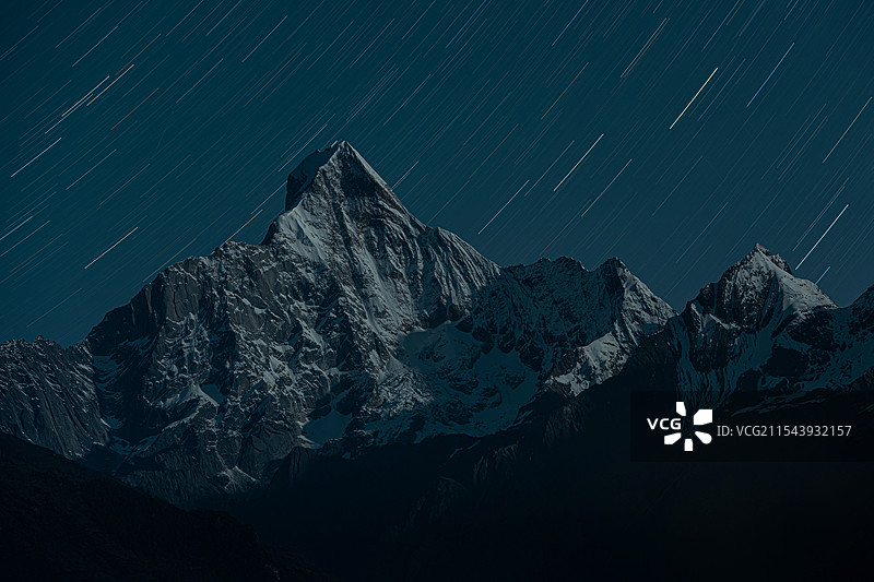 四姑娘山幺妹峰星轨图片素材