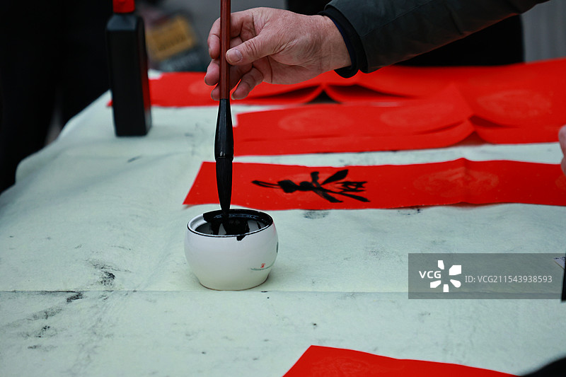 桌面上的毛笔和对联图片素材