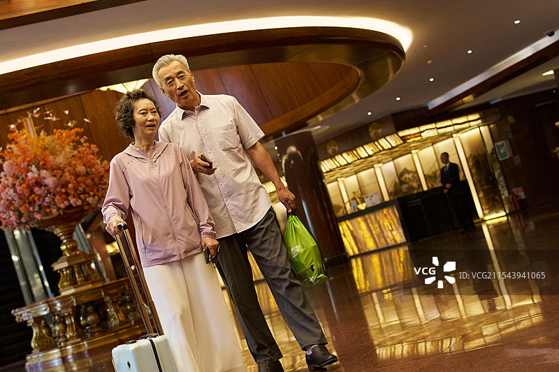 酒店大堂内幸福的老年伴侣图片素材