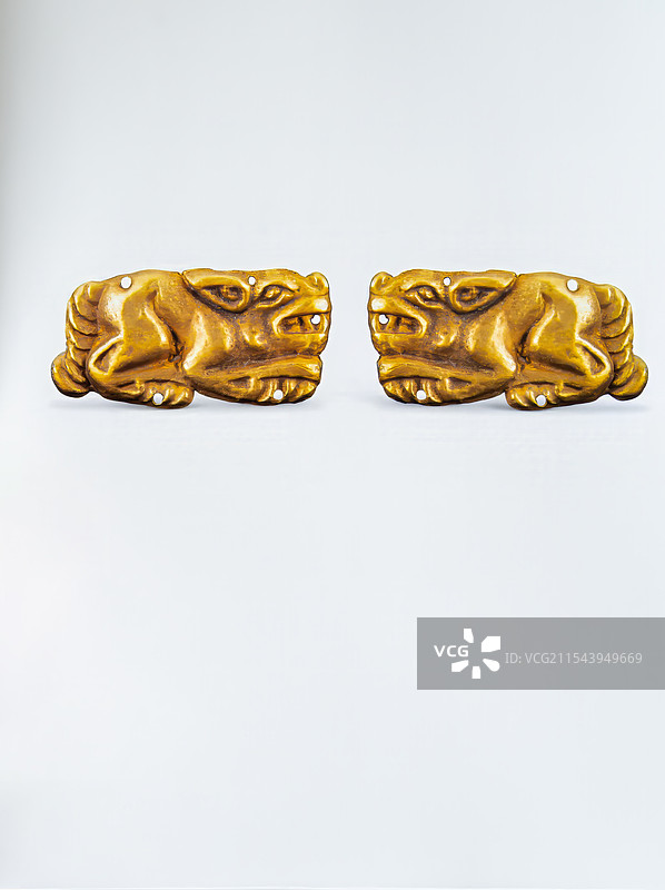 古代文明，战国时期，鄂尔多斯，嵌宝石虎鸟纹金带饰图片素材