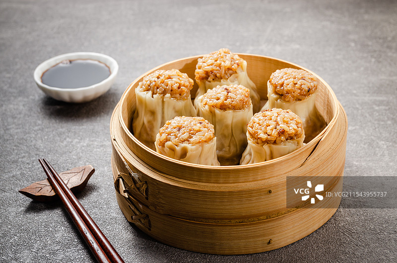 广式早茶点心烧卖放在竹制蒸笼里图片素材