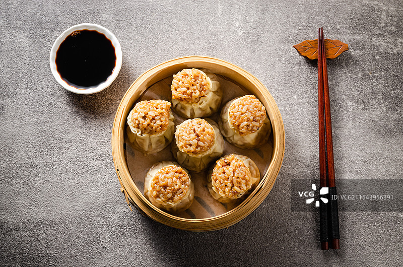 广式早茶点心烧卖放在竹制蒸笼里图片素材