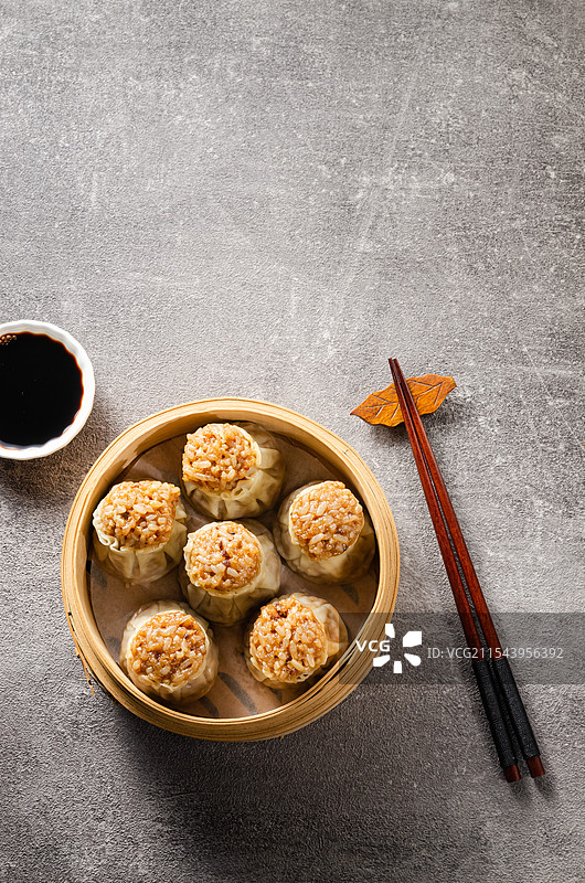 广式早茶点心烧卖放在竹制蒸笼里图片素材