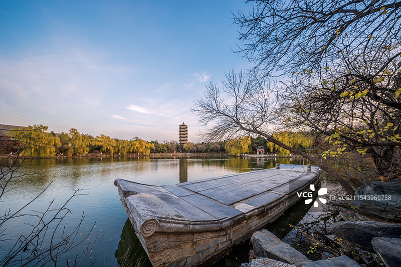 北京大学未名湖畔秋天风光图片素材