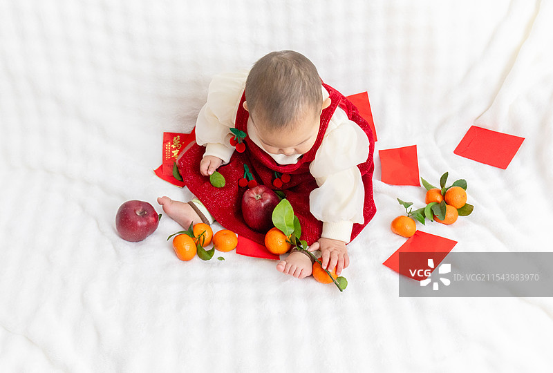 春节主题沙发上的女婴图片素材