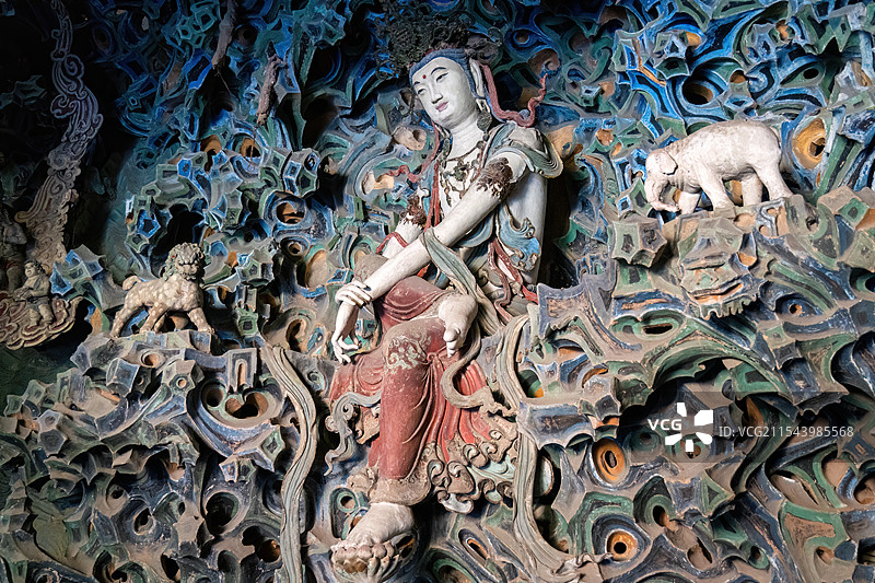 河北省石家庄市正定古城隆兴寺泥塑五彩悬山上的倒坐翘脚自在观音菩萨像图片素材