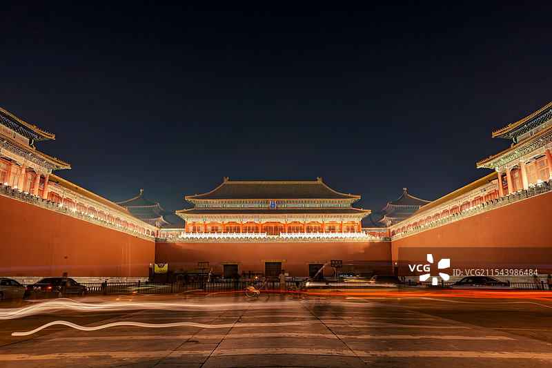 灯光映照下的故宫午门与车灯光轨图片素材