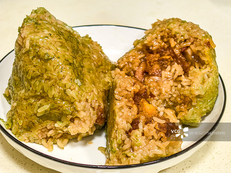 碟子中的两个海南定安粽子图片素材