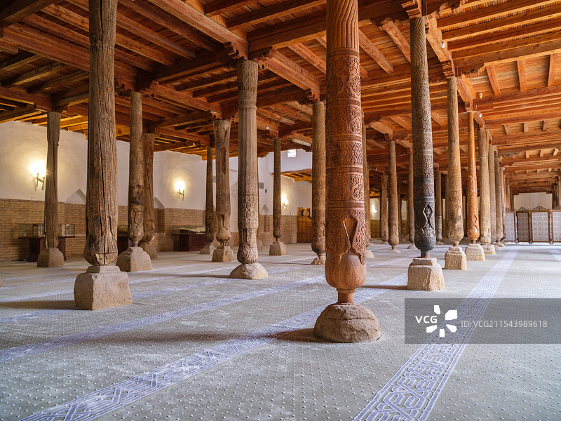 希瓦古城主麻清真寺内部风格独特的木雕廊柱图片素材