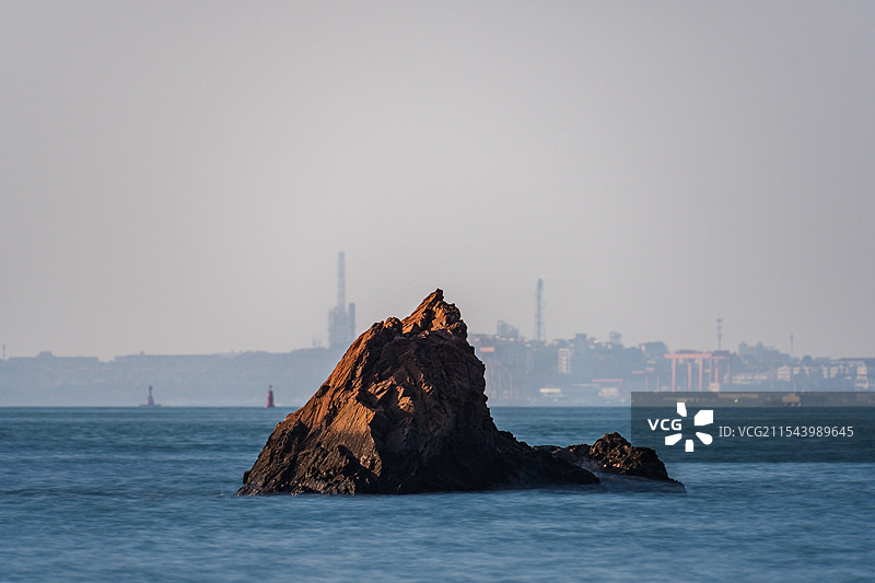 青岛海边的礁石图片素材