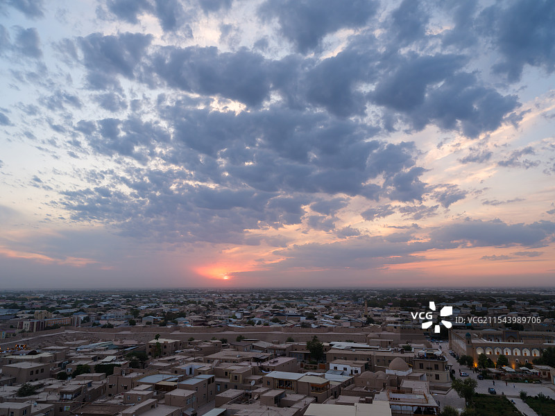俯视傍晚夕阳下的希瓦古城图片素材