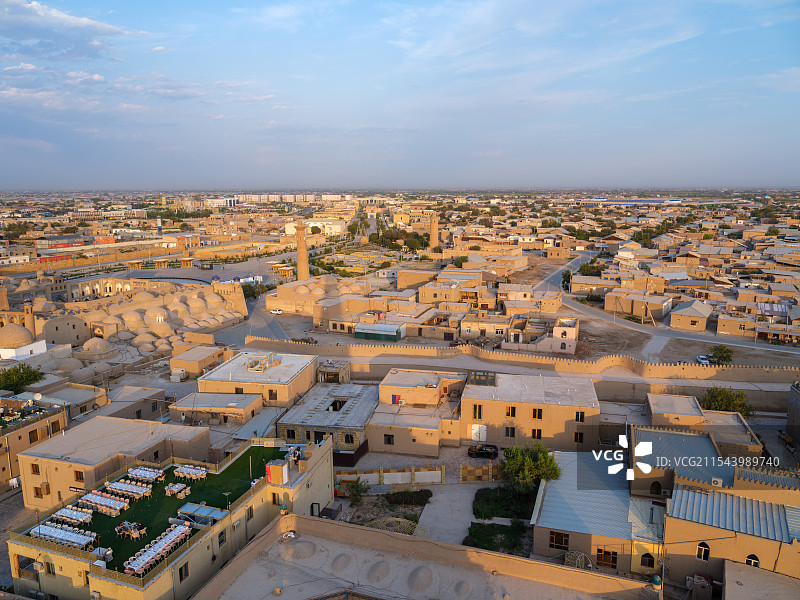 俯视傍晚夕阳下的希瓦古城图片素材