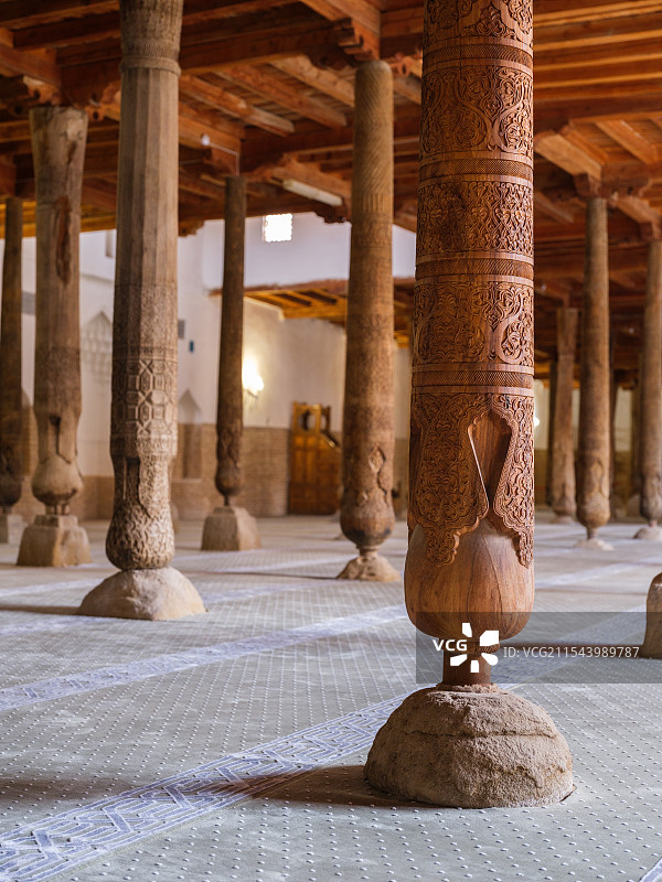 希瓦古城主麻清真寺内部风格独特的木雕廊柱图片素材