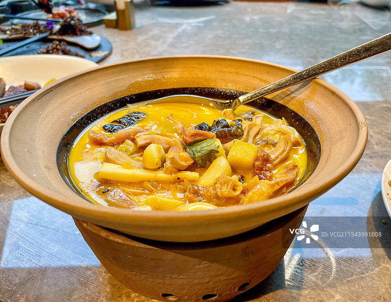 桌上碗里食物的特写镜头图片素材