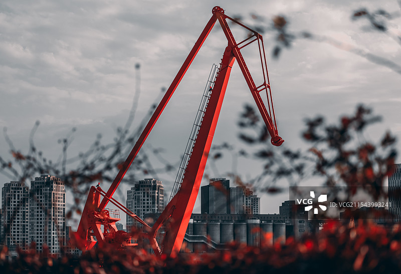 上海黄浦江边的吊塔图片素材