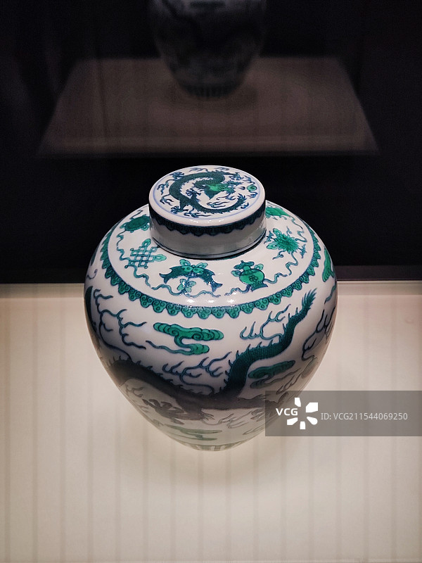 河南省博物馆斗彩云龙纹瓷盖罐图片素材