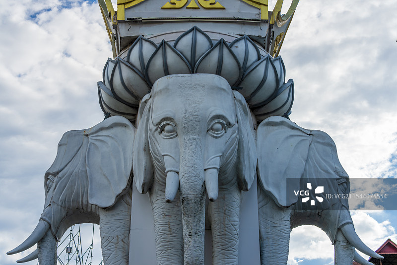 户外大象雕塑特写镜头图片素材