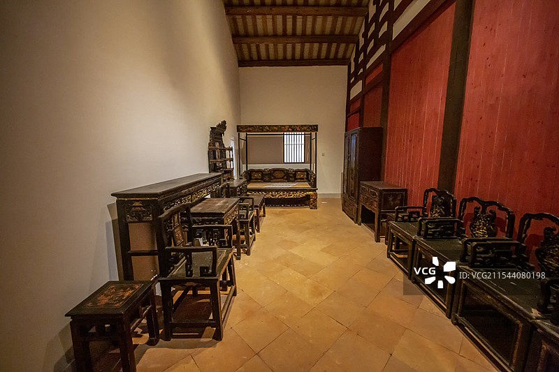 广东省博物馆“潮州木雕艺术展览”展：潮汕传统民居：小姐房（眠床、大衣柜、书桌、方凳、太师椅、八仙桌等图片素材