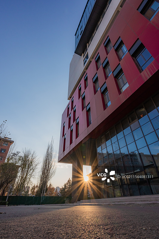 长治医学院低角度光芒四射照片图片素材