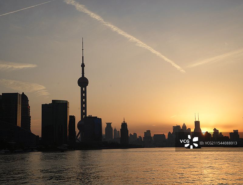 夕阳下的外滩建筑，飞机尾迹，晚霞图片素材