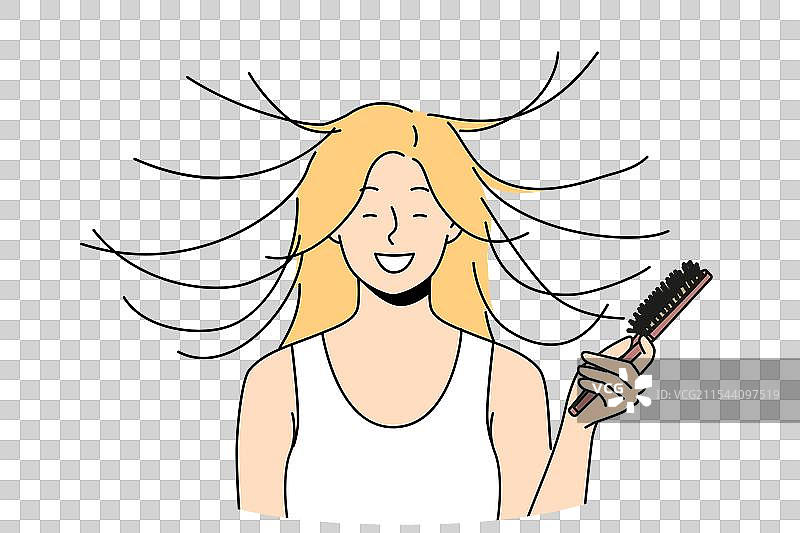 女人梳理头发，微笑着欣赏效果图片素材