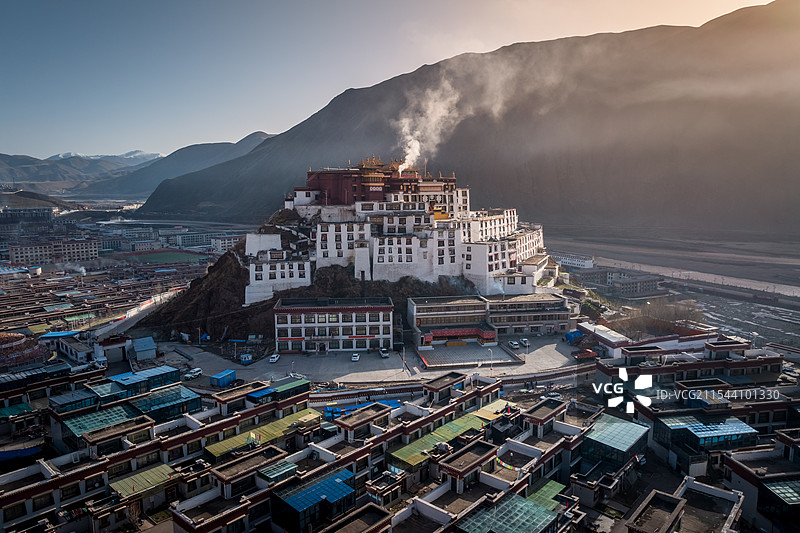 西藏那曲索县亚拉镇赞丹寺航拍城市景观图片素材