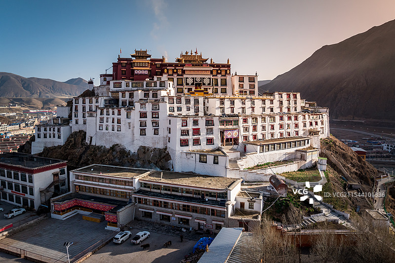 西藏那曲索县亚拉镇赞丹寺航拍城市景观图片素材
