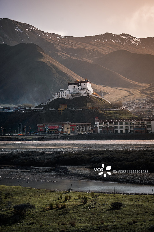 西藏那曲索县亚拉镇赞丹寺航拍城市景观图片素材