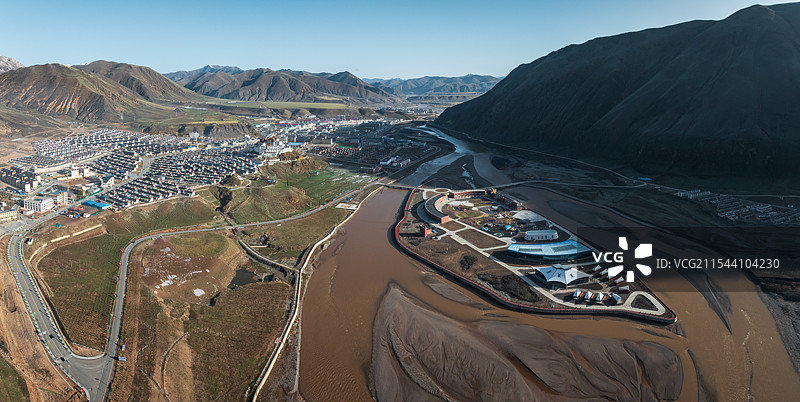 西藏那曲索县亚拉镇索曲航拍城市河流自然风光图片素材