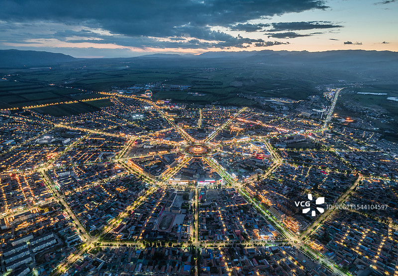 新疆伊犁特克斯县城市航拍八卦城夜景风光图片素材