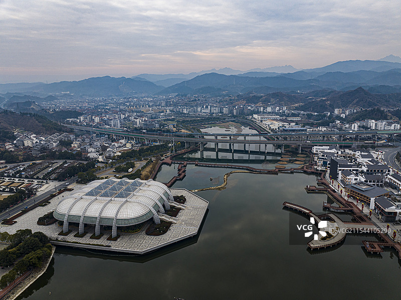 航拍湖北省十堰市丹江口市武当山太极湖风光图片素材