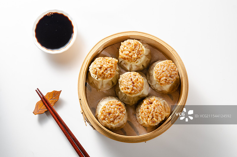 广式早茶点心烧卖放在竹制蒸笼里图片素材