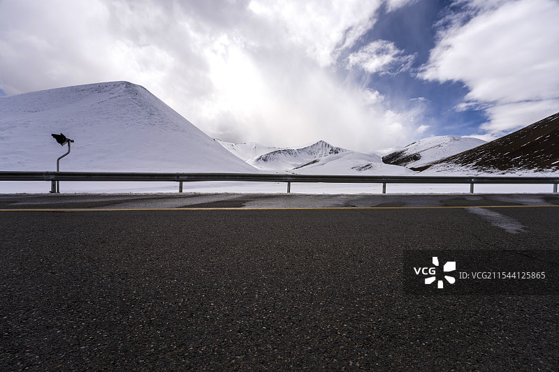 西藏纳木错雪山脚下的公路图片素材