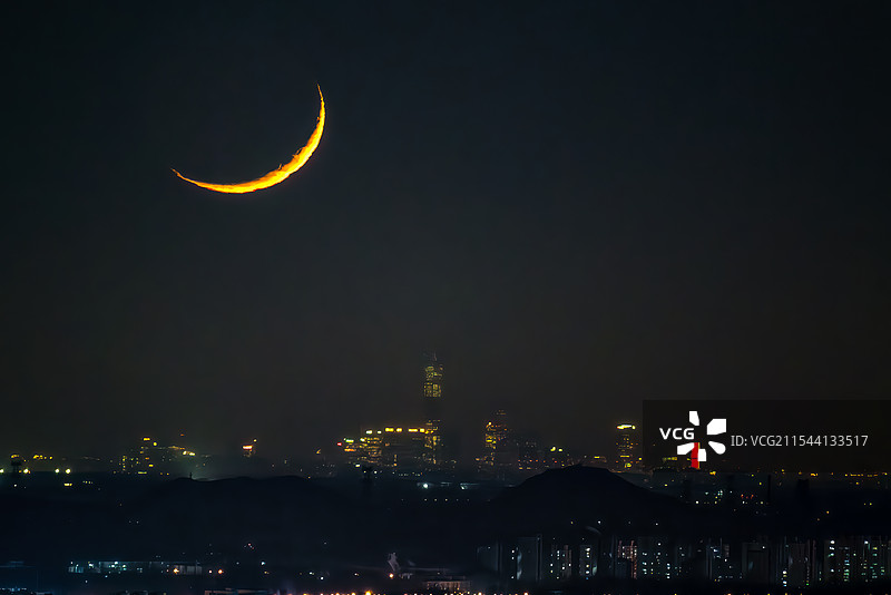 北京冬天远距离拍娥眉月落中国尊图片素材