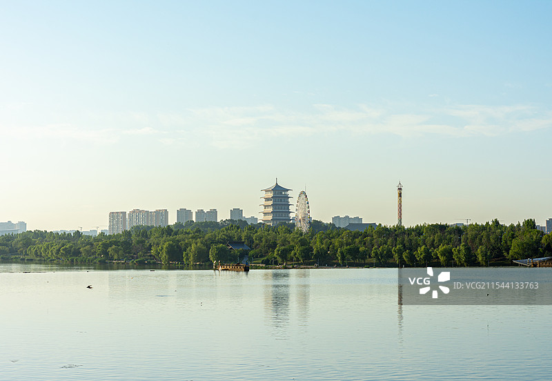 水面上的长安塔图片素材