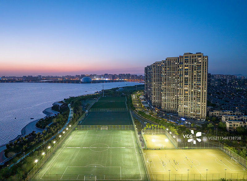 海边的城市体育公园足球场图片素材