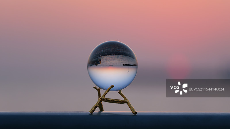 江边水晶球里的日落图片素材