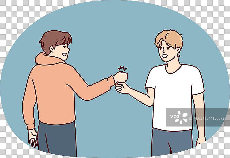 男孩们在见面时用拳头碰拳头打招呼图片素材