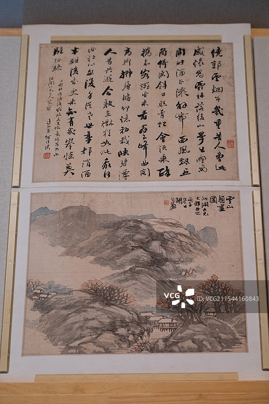 天津博物馆 问墨溪山 清代后期山水画特展 清 胡远 云山无尽图册 绢本设色 光绪丙子1876图片素材