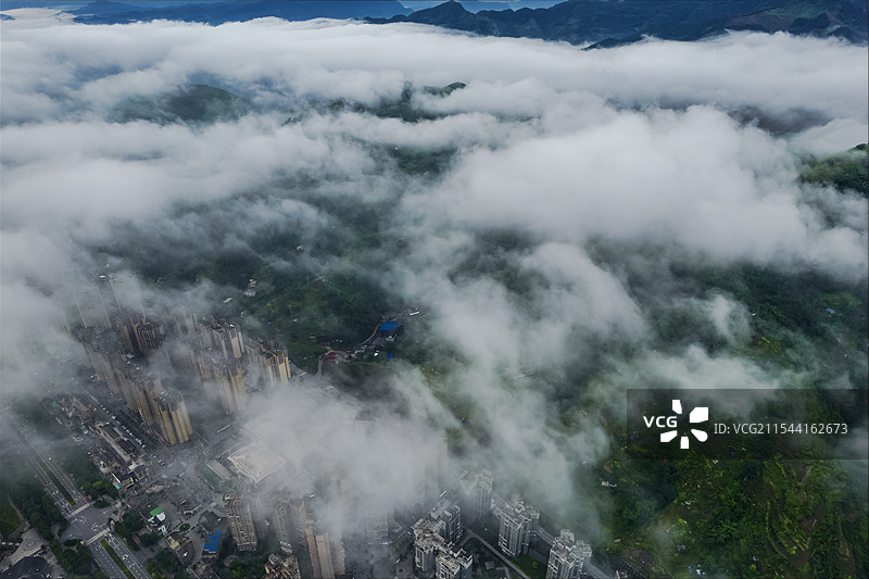 航拍日出时分云雾缭绕下的四川宜宾兴文县城风景图片素材