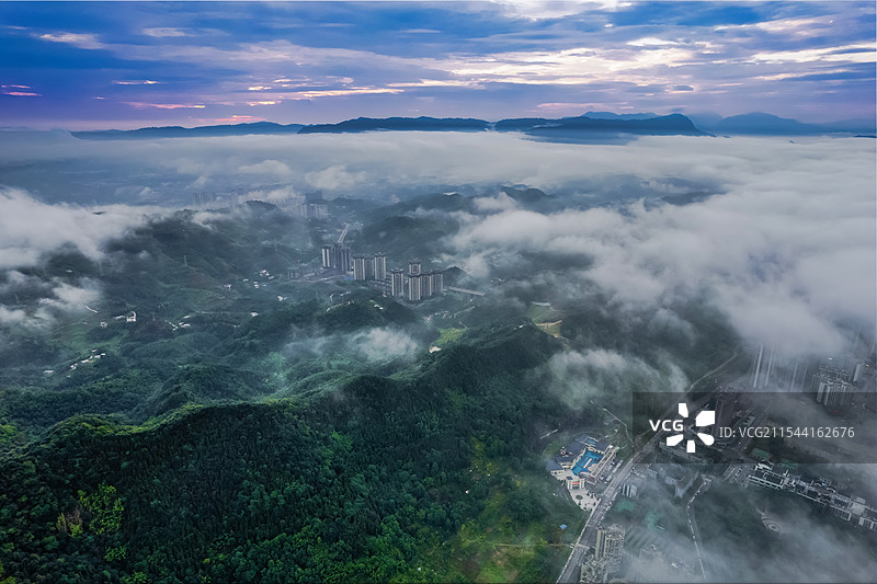 航拍日出时分云雾缭绕下的四川宜宾兴文县城风景图片素材