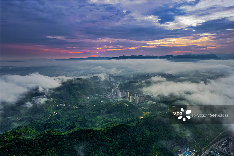 航拍日出时分云雾缭绕下的四川宜宾兴文县城风景图片素材