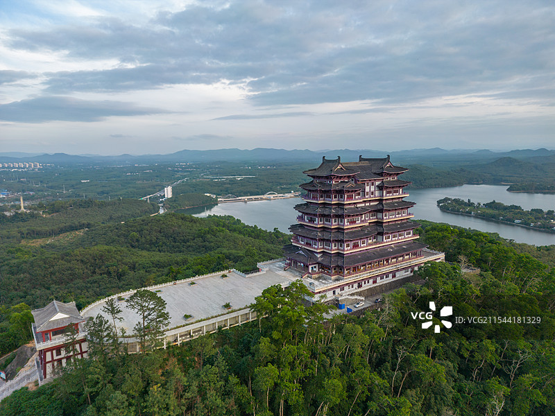 航拍九层高的儋阳楼，中国海南省儋州市那大城区马鞍岭图片素材