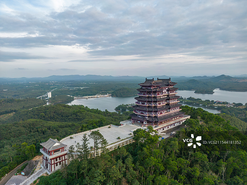 航拍九层高的儋阳楼，中国海南省儋州市那大城区马鞍岭图片素材