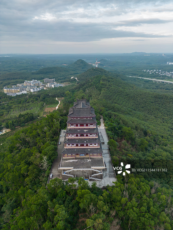 航拍九层高的儋阳楼，中国海南省儋州市那大城区马鞍岭图片素材